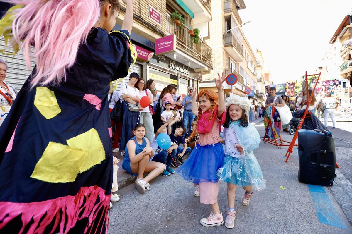 Los cacharritos, la magia y la barra anima las compras en una mañana de sábado calurosa