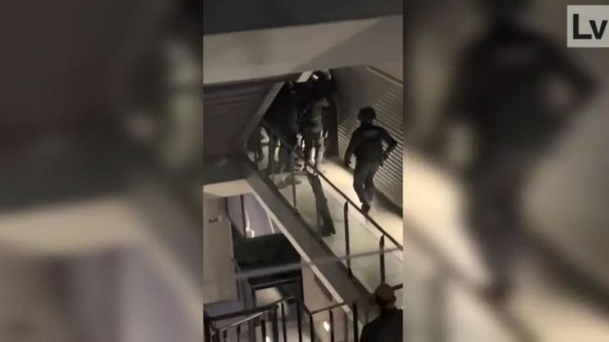 La Policía revienta la puerta de un piso en Ciudad Ros Casares para detener al inquilino.