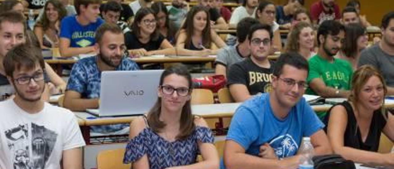 Bienvenida a los estudiantes extranjeros el primer día de clase, ayer, en la Universidad de Alicante.