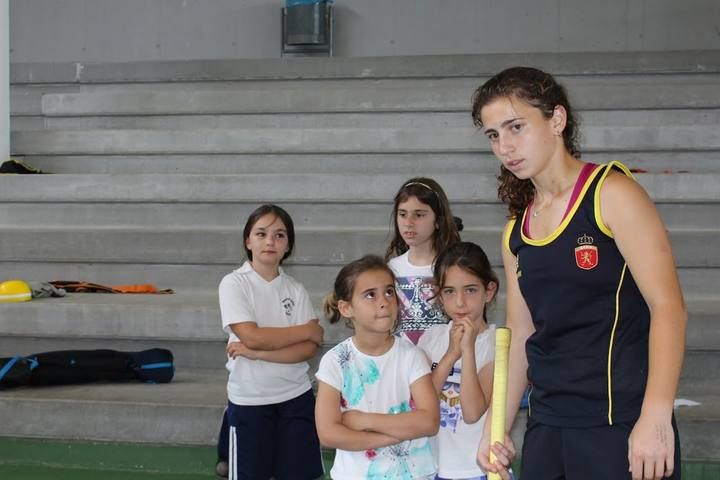 La selección española de hockey se entrena con alumnos del American School of Valencia de Puzol