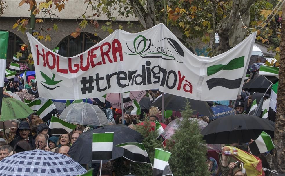 La manifestación por un tren digno para Extremadura en imágenes