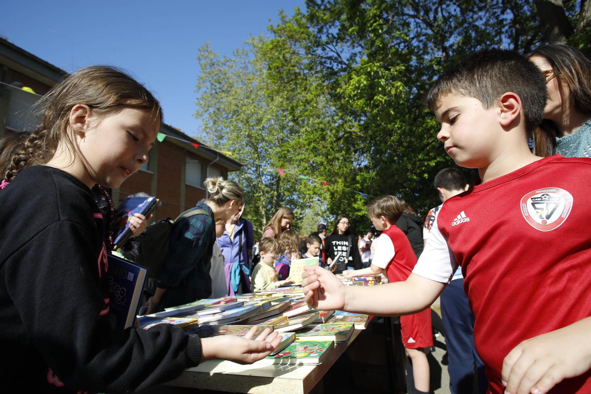 En imágenes: El colegio Jacinto Benavente disfruta de su primera feria del libro