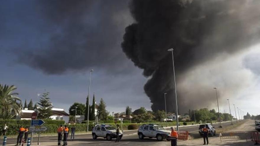 Las dos urbanizaciones cercanas a la fábrica fueron desalojadas ante el humo generado.