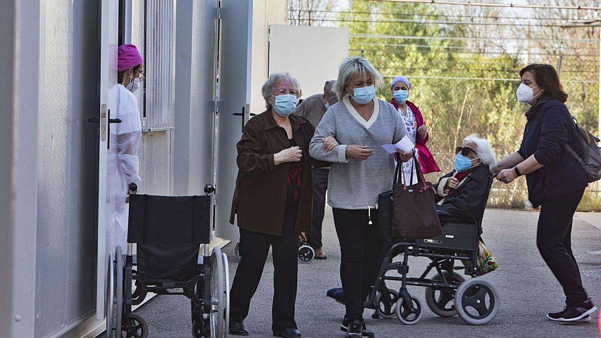 Mayores de 90 años durante la sesión de vacunación de ayer, en el centro Ausiàs March de Xàtiva | PERALES IBORRA