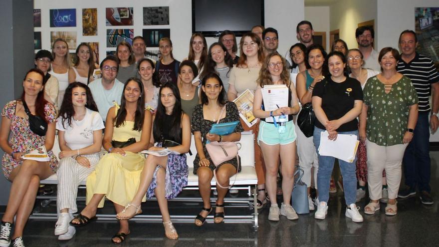 Estudiants de 20 països participen en un curs per millorar el valencià de l’AVL