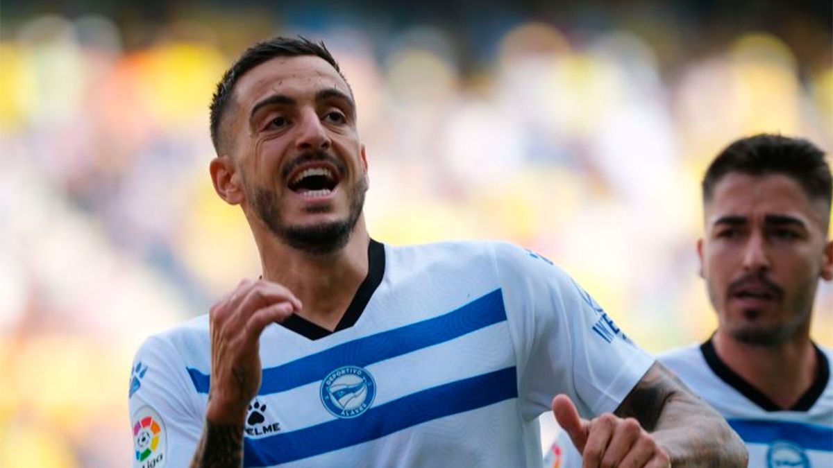 Joselu marcó un doblete ante el Alavés y dio la victoria al Alavés