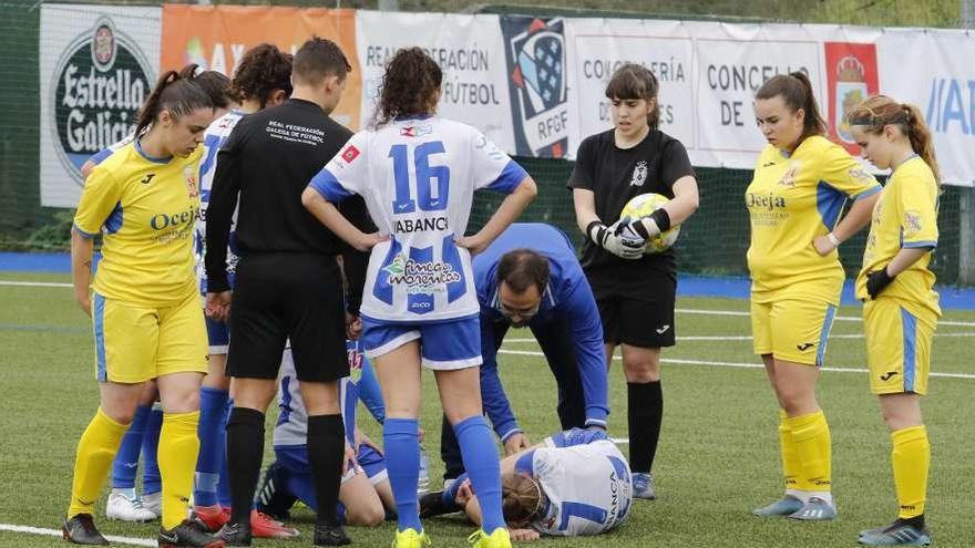 Anita recibe asistencia tras caer lesionada en el choque con la portera visitante. // Alba Villar