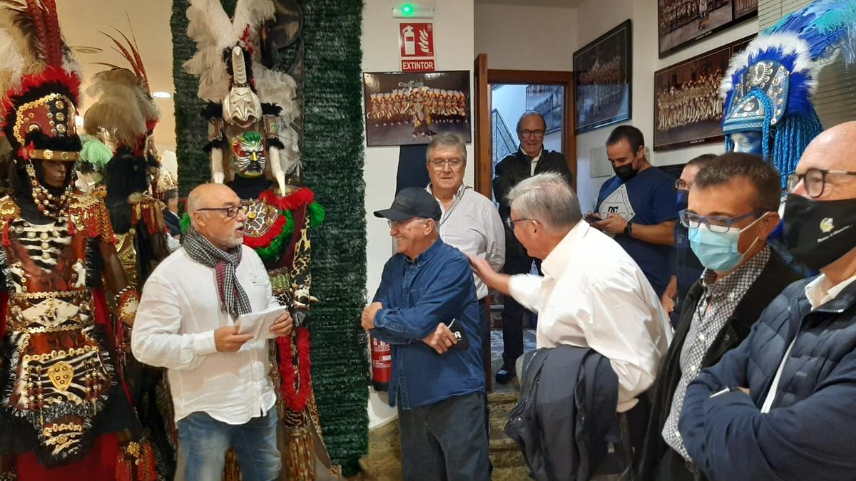 Un momento del homenaje a Ximo Pascual, en su ropería de Alcoy.
