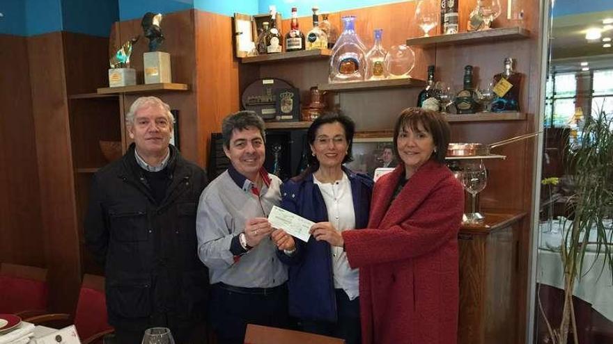 Sancho 2 entrega a la AECC los 7.000 euros recaudados en la cena benéfica