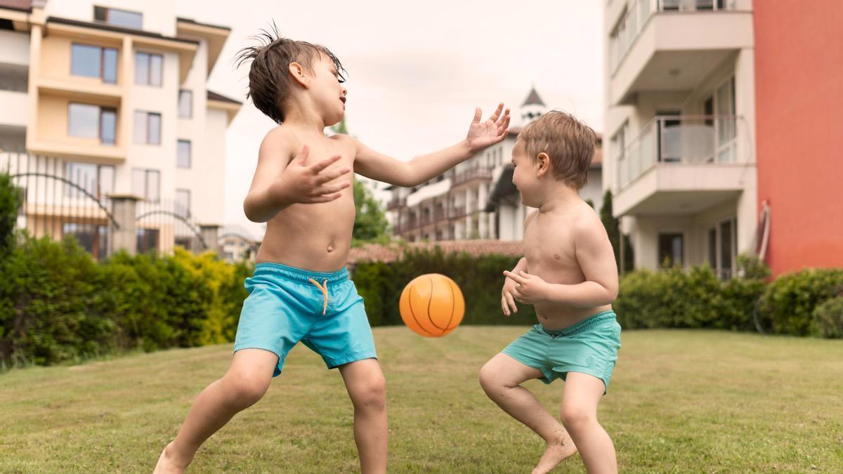 Estos son los casos en los que se puede jugar al fútbol en la piscina de la comunidad