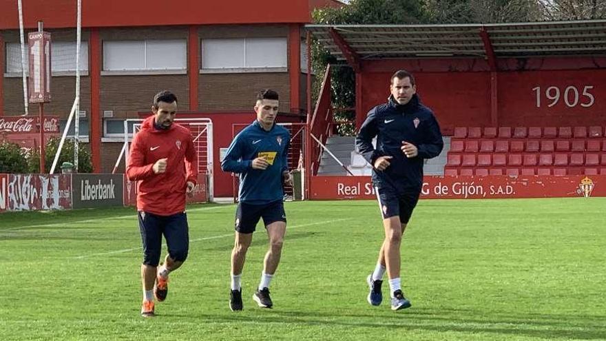 Por la izquierda, Molinero, Manu García y Róber Montes, ayer, en Mareo.