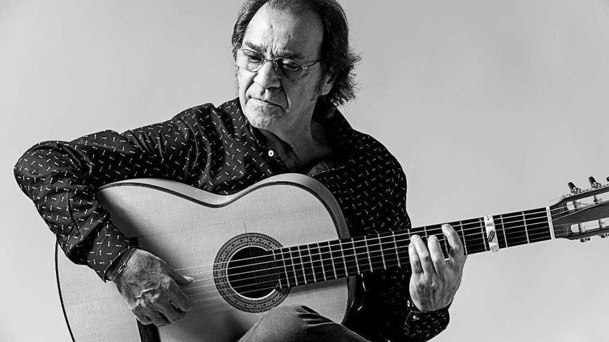 El artista flamenco José Antonio Carmona, conocido como Pepe Habichuela, con su guitarra.