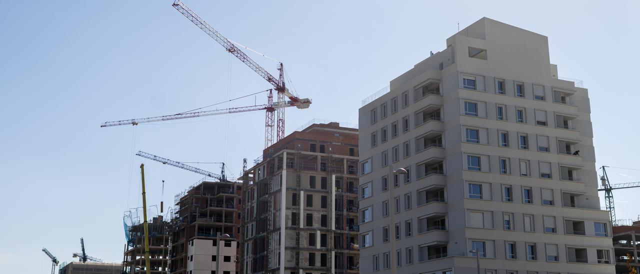 Grúas en una zona de construcción de viviendas.