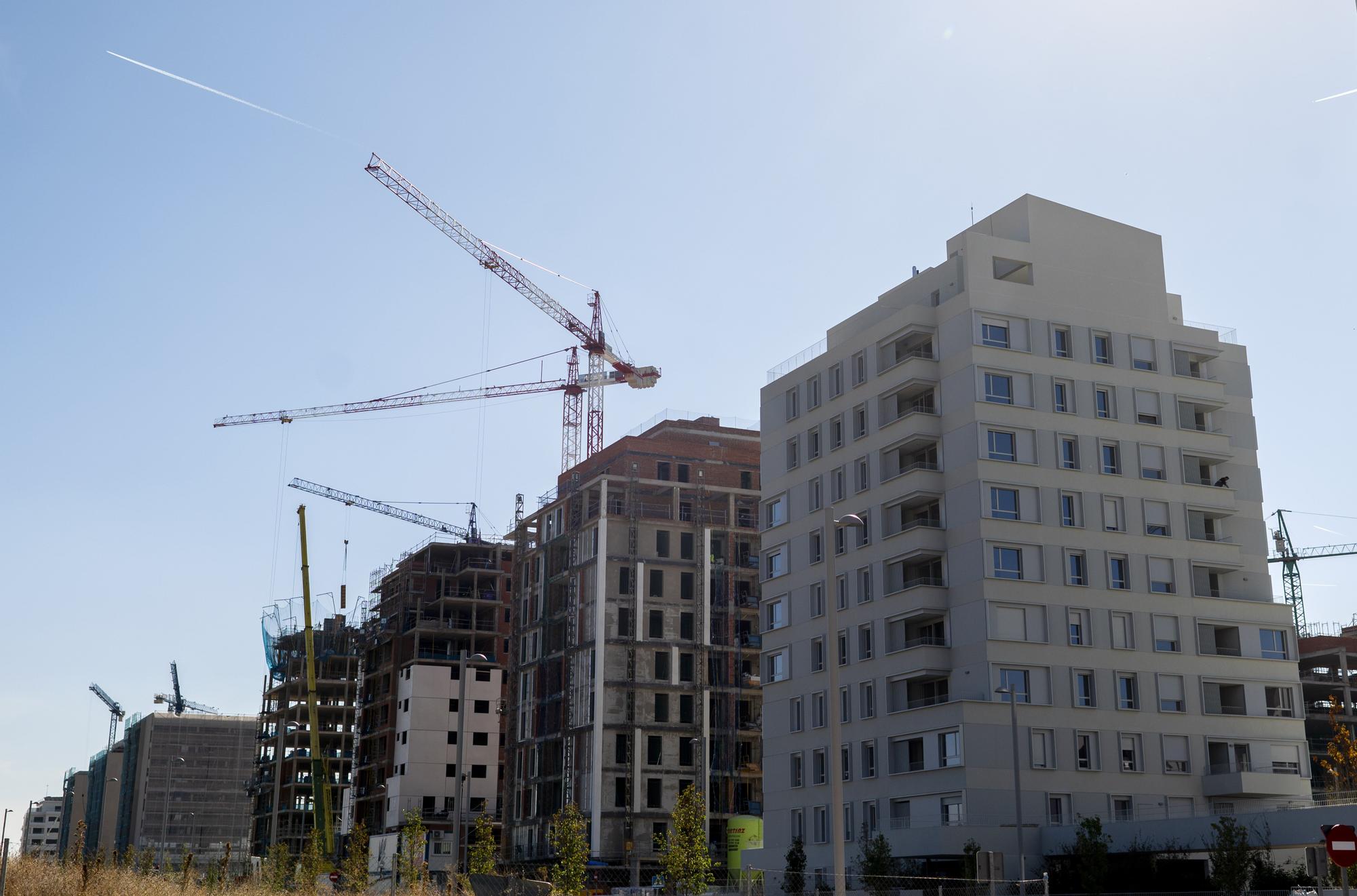 Grúas en una zona de construcción de viviendas