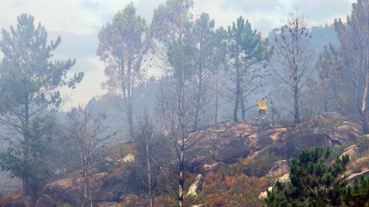Extinción de incendios en el lugar de O Rañadoiro, en la parroquia de Ponte Sampaio.