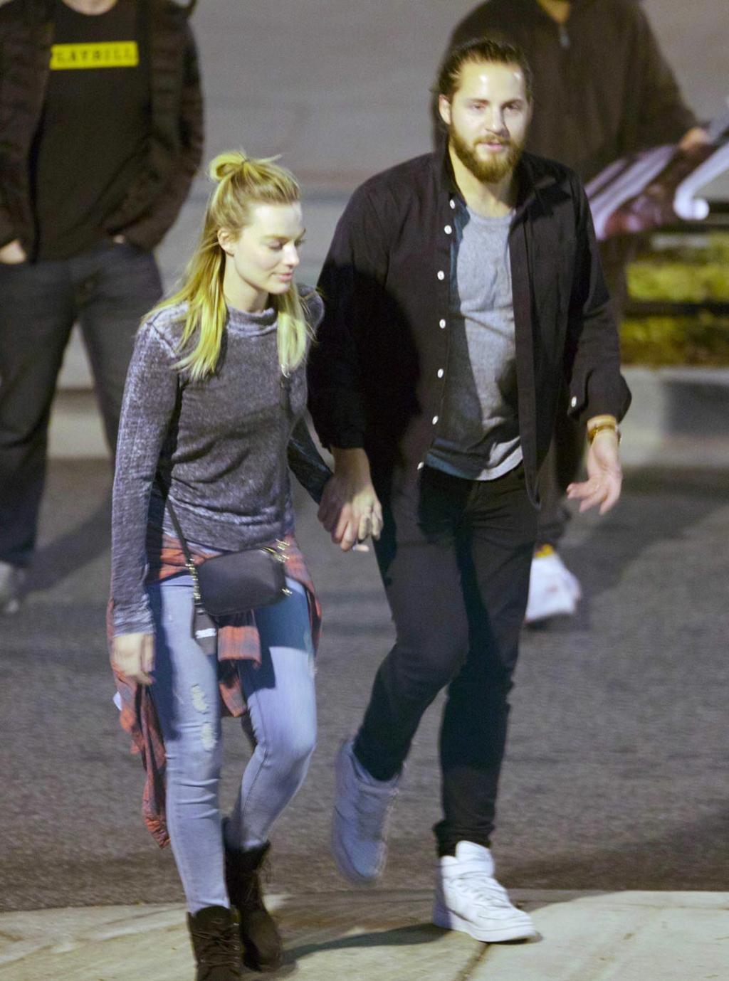 Margot Robbie y su marido en el rodaje de una película
