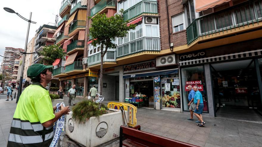 Un desprendimiento en un edificio de Tomás Ortuño obliga a vallar la zona durante unas horas