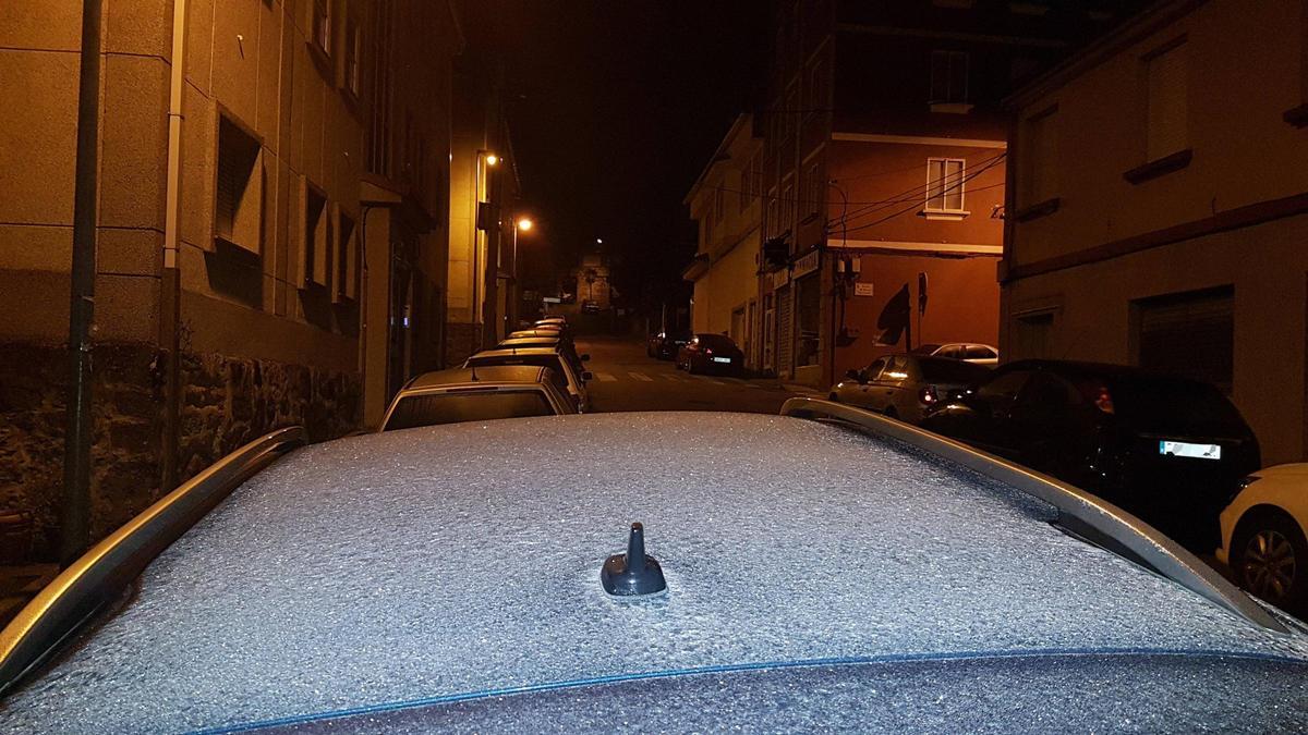 Foto de archivo de hielo sobre un coche estacionado en Vigo.
