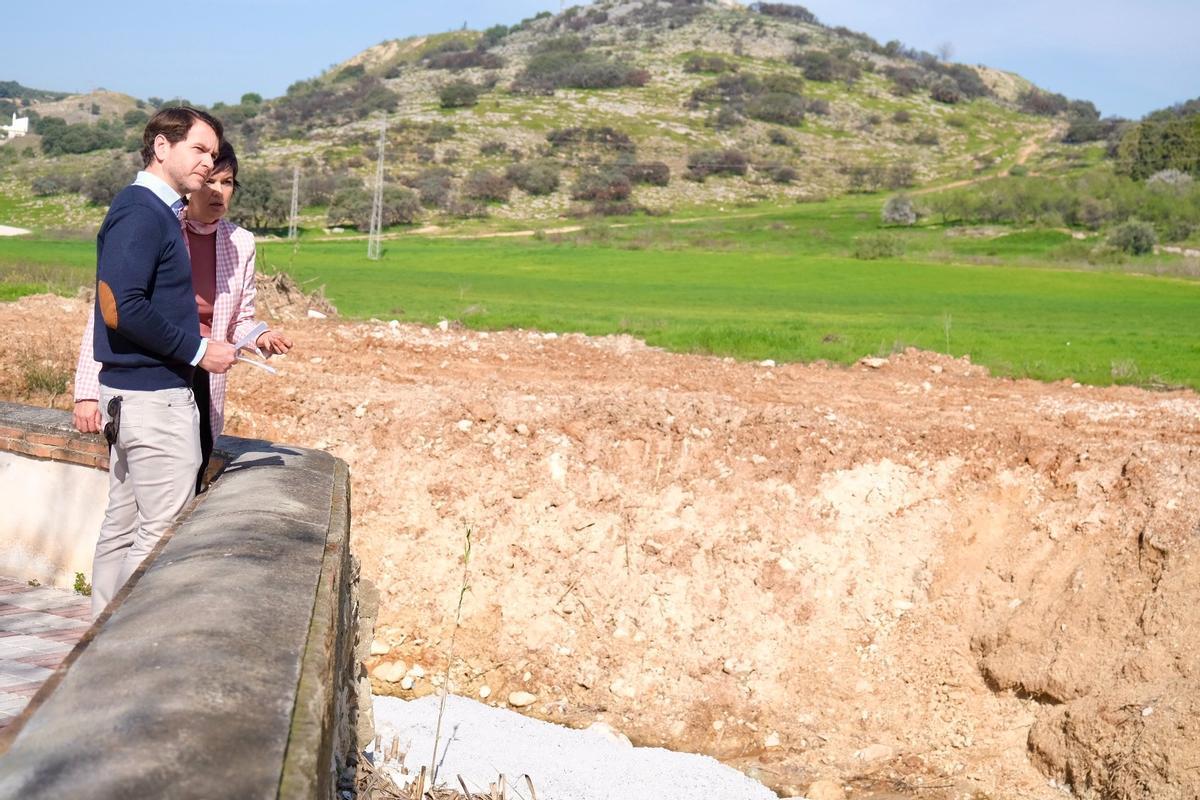 Fernando Priego y María José Romero observan la nueva escollera en el arroyo Chorrillo.