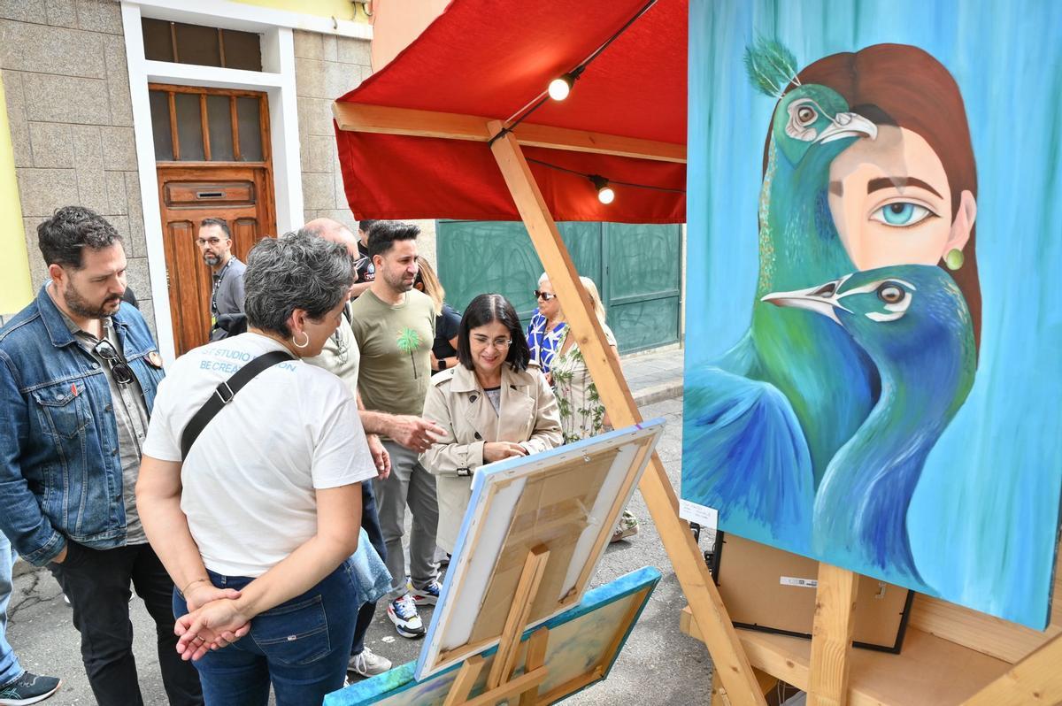 La alcaldesa, Carolina Darias, el concejal de Cultura, Josué Íñiguez, y el concejal de Distrito Isleta Puerto Guanarteme, Héctor Alemán, se interesan por lo que realiza uno de los participantes.