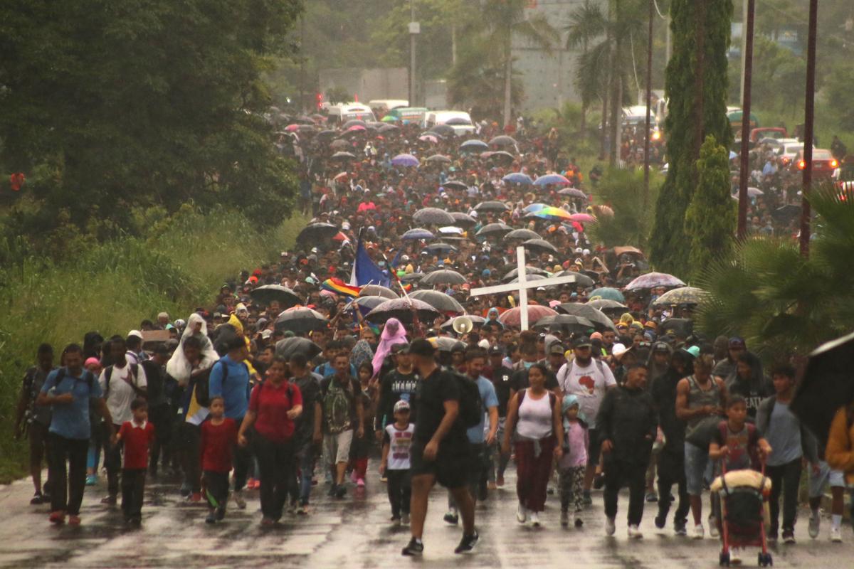 Numerosos inmigrantes partieron hacia el norte a pie bajo la lluvia. Según informes de medios locales, incluyen a muchos venezolanos que han emigrado de su país.