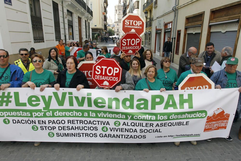 Protesta en la ciudad de València en apoyo a la Plataforma de Afectados por la Hipoteca (PAH).
