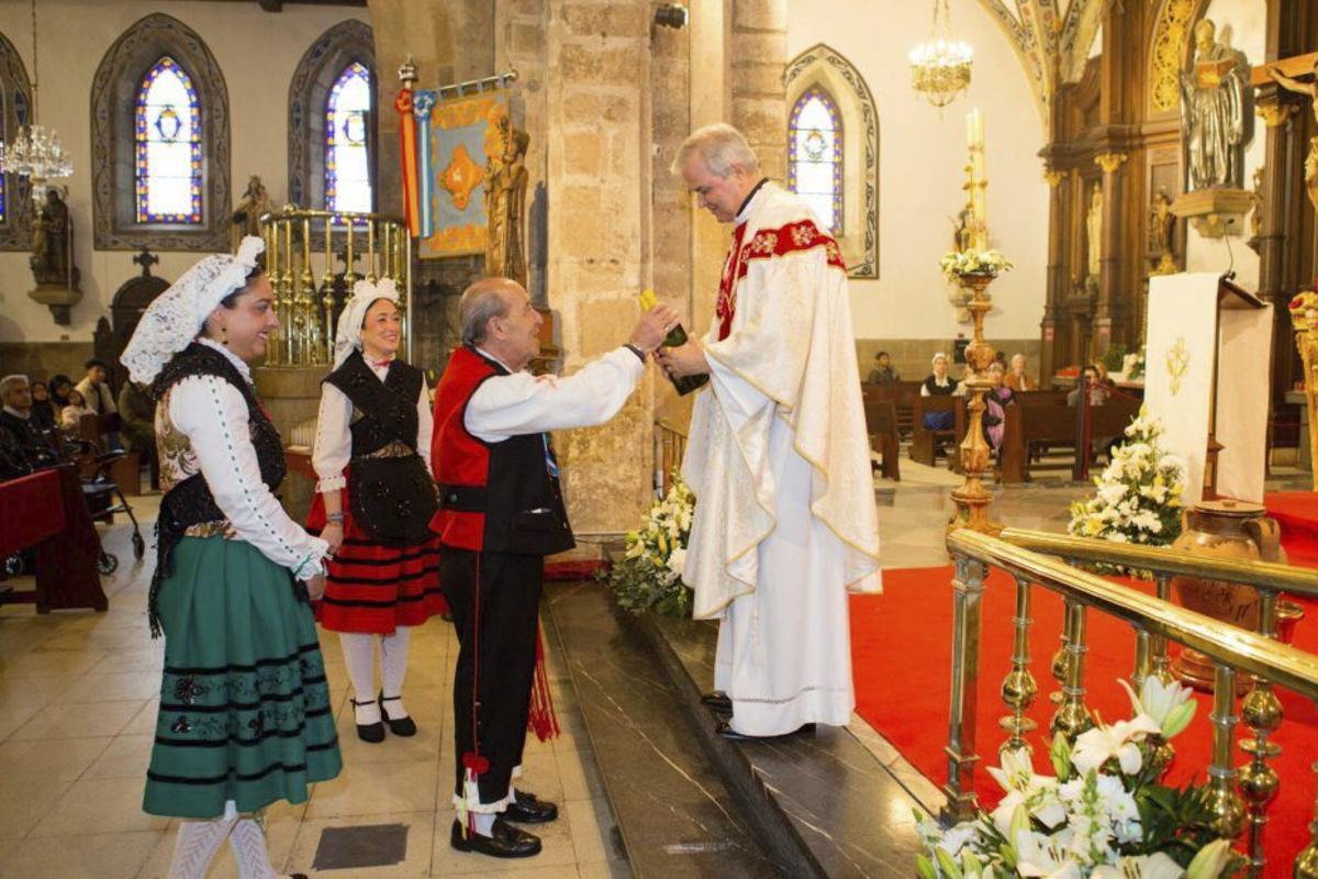 Ofrenda durante la misa de cofrades, ayer. | MARA VILLAMUZA