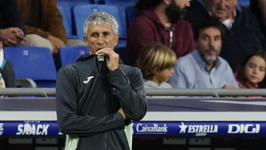 Quique Setién, pensativo durante el encuentro ante el Espanyol.