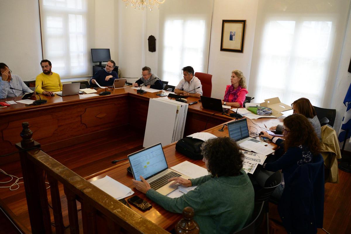 Una reunión del jurado de Banda do Río en el salón de plenos del Concello de Bueu.