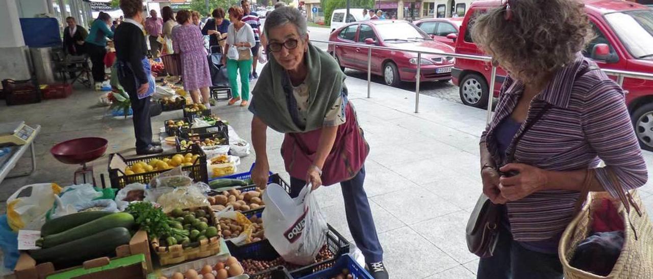 María Antonia, sirviendo unas avellanas a una clienta, ayer, en la Pola.