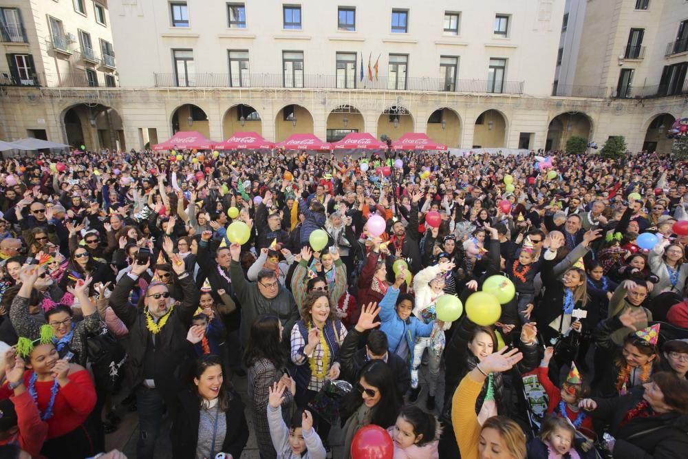 Más de 3.000 personas entre niños y mayores adelantan la entrada al 2019 en la plaza del Ayuntamiento