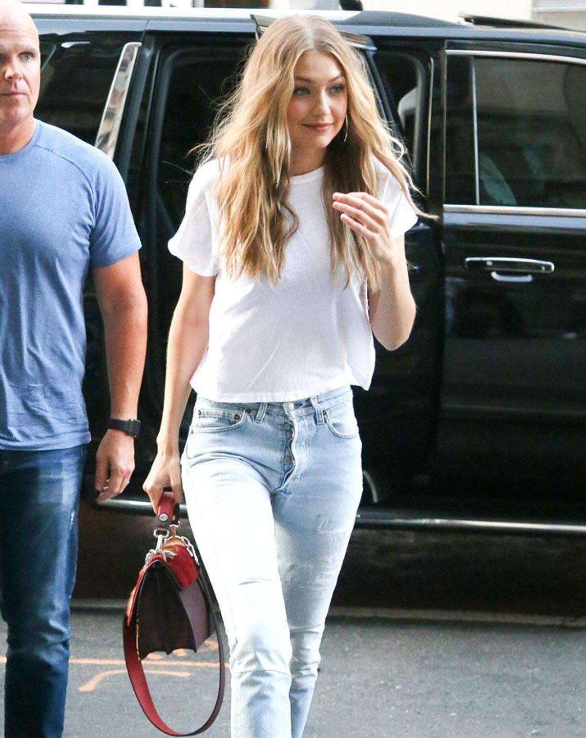 Gigi Hadid, perfecta con camiseta blanca y zapatos rojos