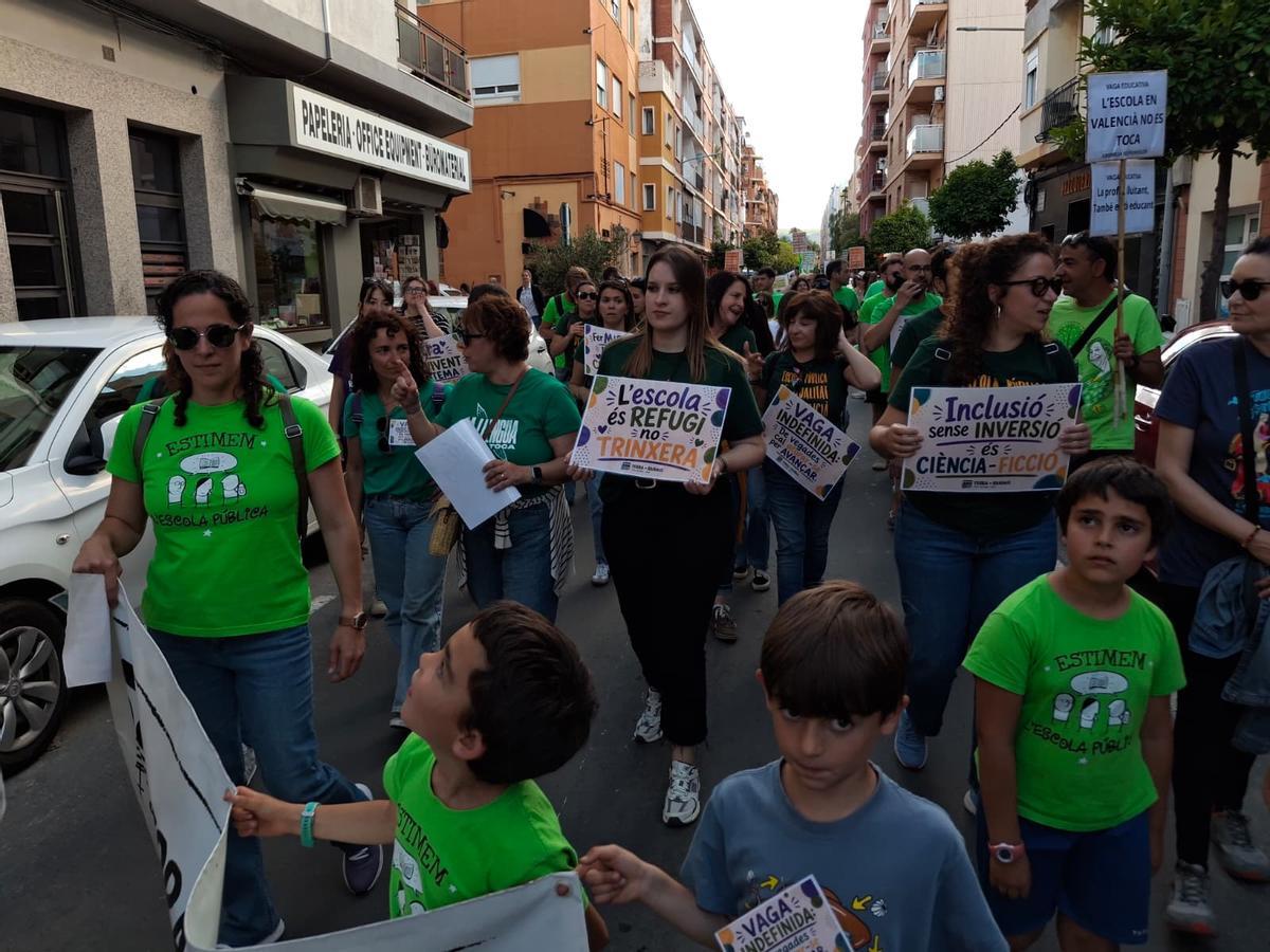 Las imágenes de la multitudinaria e histórica manifestación de los docentes y familias en Dénia