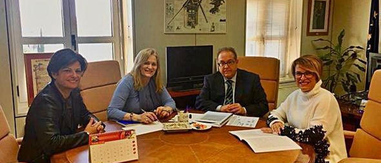 Por la izquierda, Elena Suárez, Dolores Ruiz Batista, Ángel Parreño y Elena Máñez, durante la reunión en Madrid.