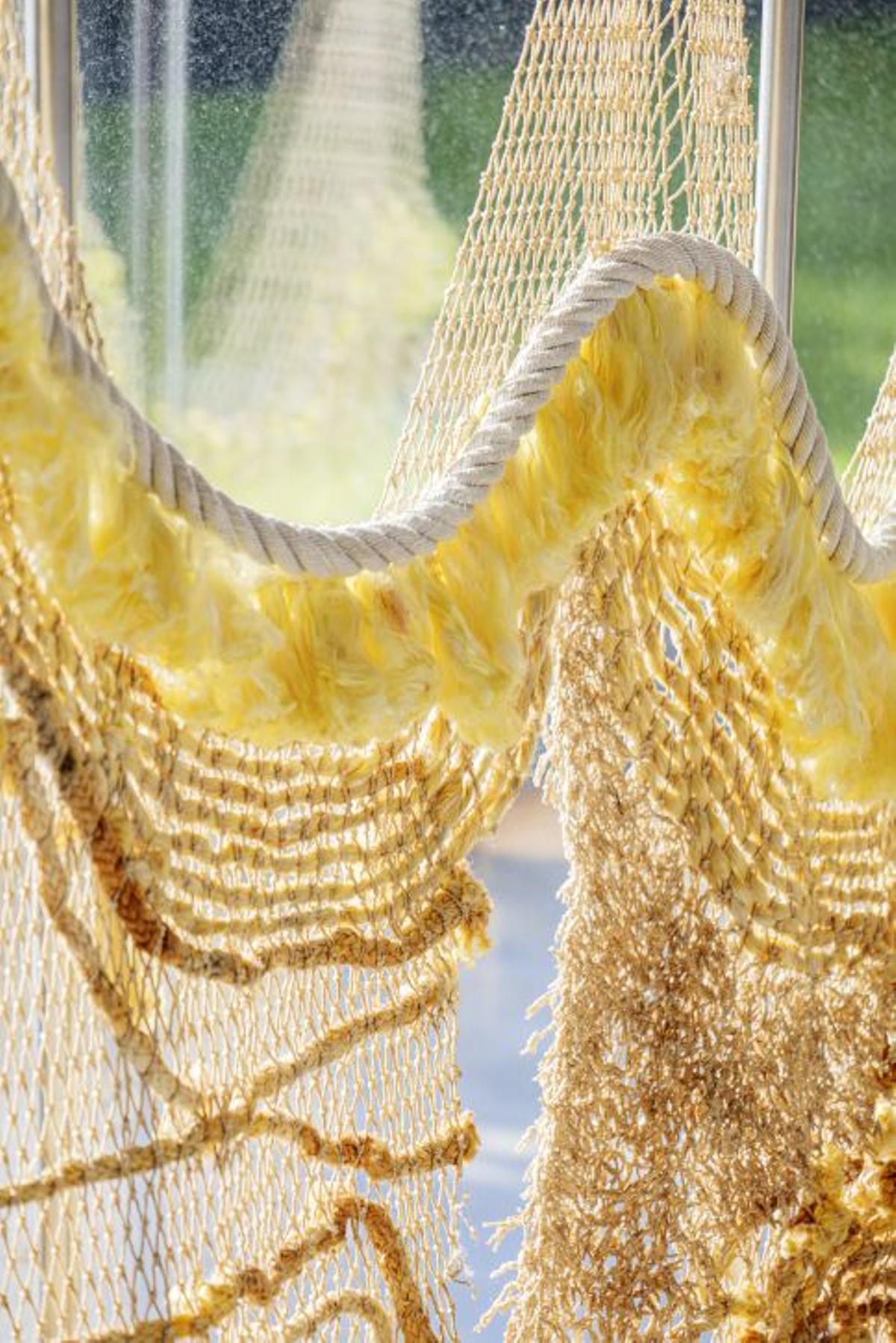 Algunas de las creaciones de Mar Fraga, todas elaboradas a partir de redes recogidas en playas y puertos. Enmalle Studio también acoge cursos e intercambios culturales