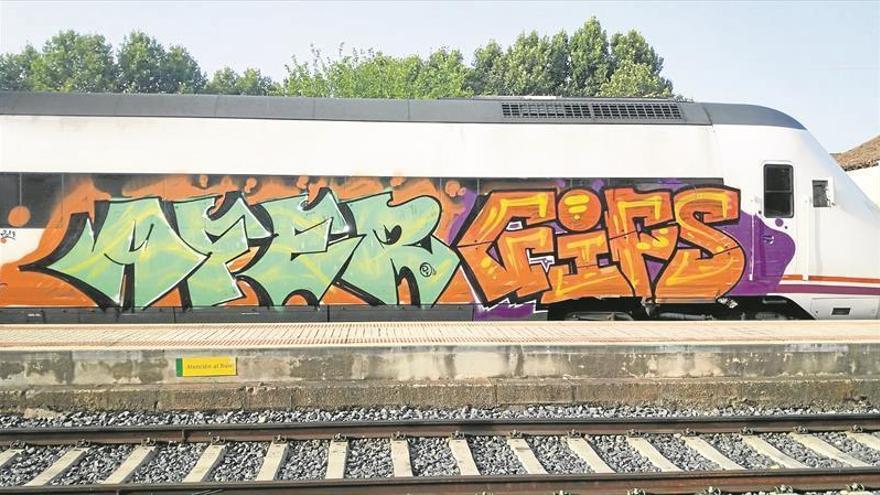 Condenado a pagar 2.900 euros por pintar en los muros de la vía del tren de Cáceres