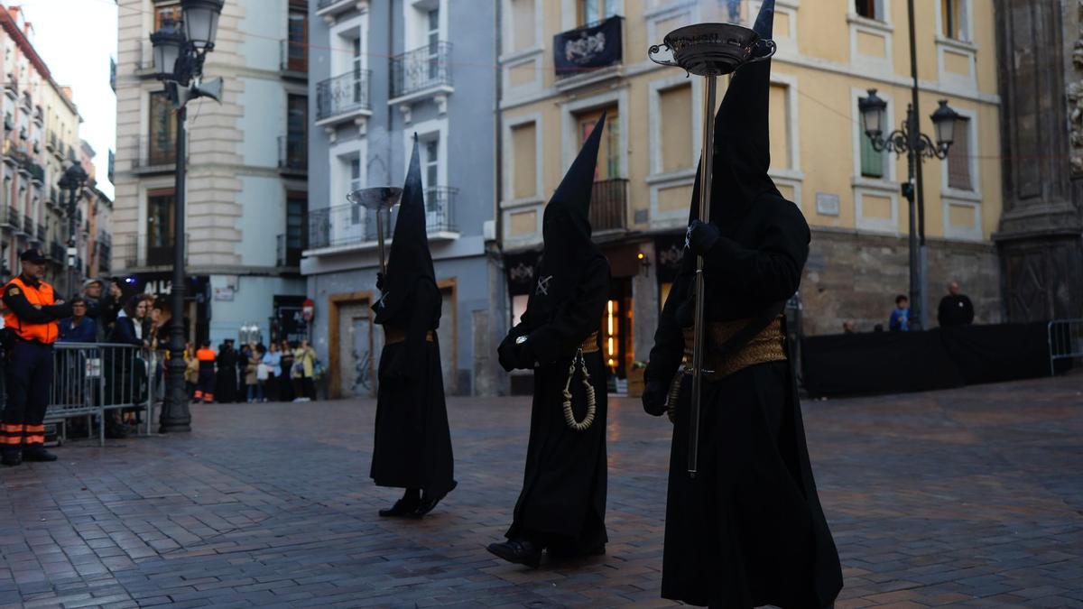 FOTOGALERÍA | Zaragoza se llena de capirotes y bombos en la procesión del Santo Entierro