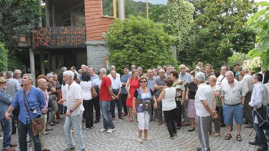 Asistentes a la exposición-protesta ante la casa a derribar. // I. Osorio