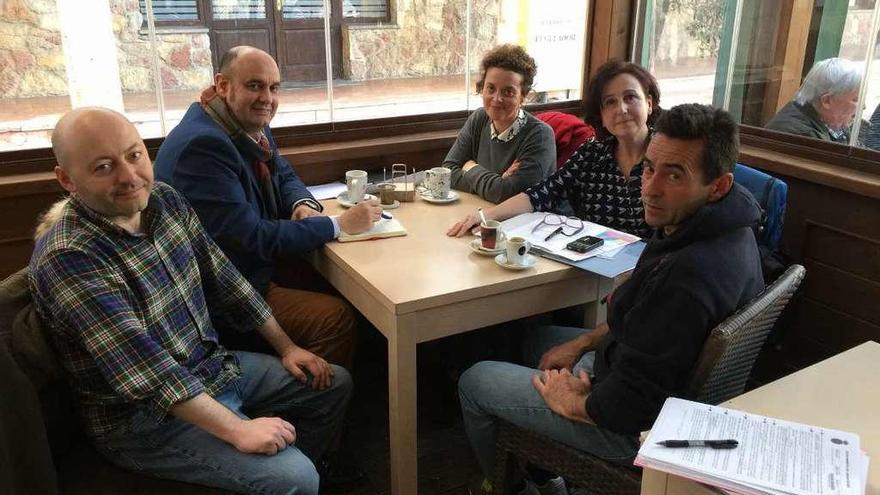 Antonio González, Pedro Leal, Marina Huerta, Ana Llano y Juan Manuel Piñán en Cangas de Onís, ayer.