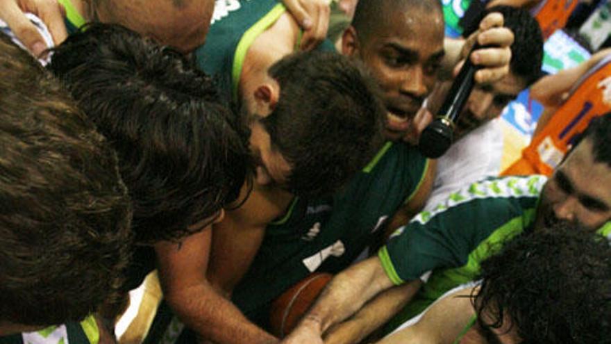 Los jugadores del Unicaja celebran el triunfo ante Valencia en 2010.