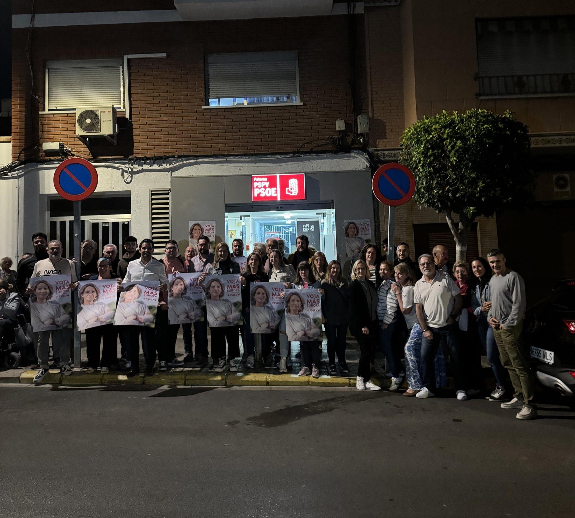 El PSOE de Paterna en la pega de carteles.