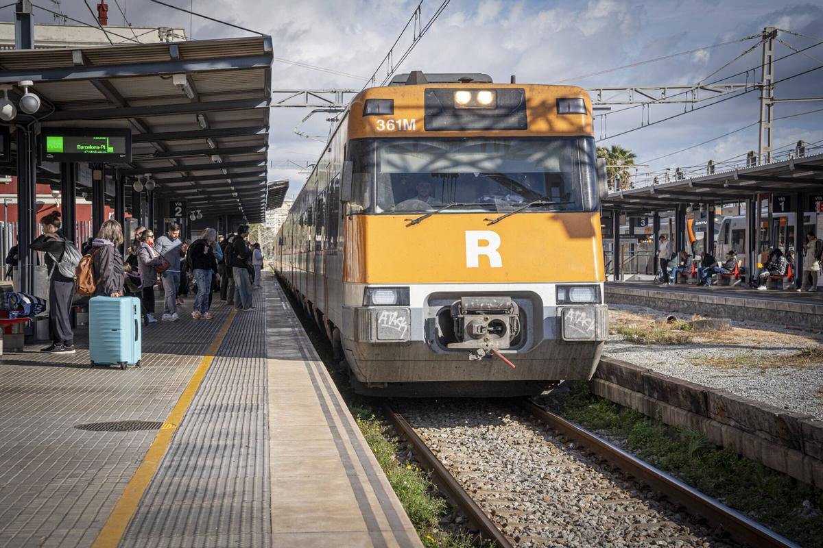Barcelona. 25 de noviembre del 2025. R1 Mareseme, Mataró, fotografías de trenes, estación, pasajeros, vías. Fotos de Sandra Roman.. rodalies cercanias. Maresme