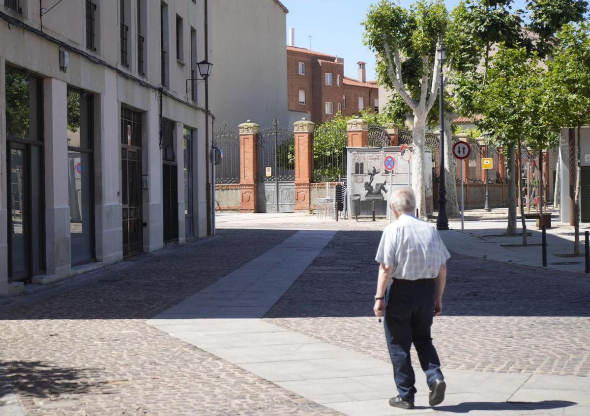 Un hombre pasea con total tranquilidad por la calle que homenajea a Sor Dositea Andrés. | Jose Luis Fernández