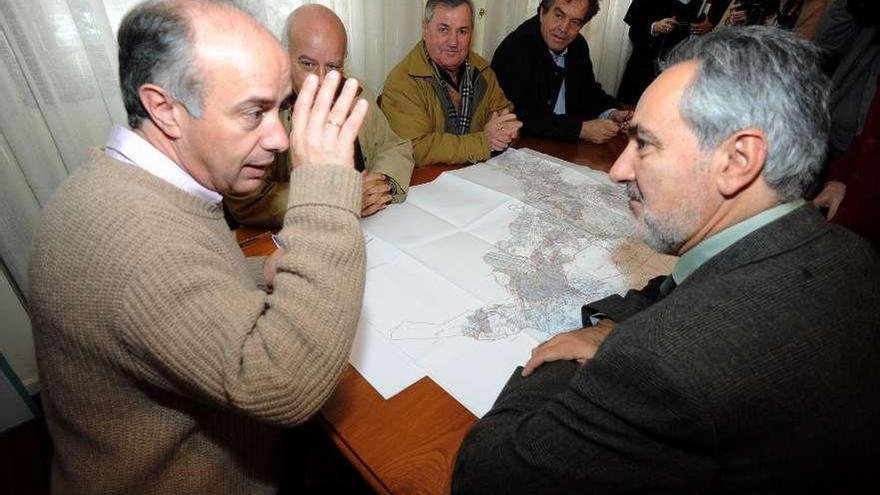 Los afectados por la concentración se reunieron con Durán y Tourís en diciembre de 2011. // Iñaki Abella