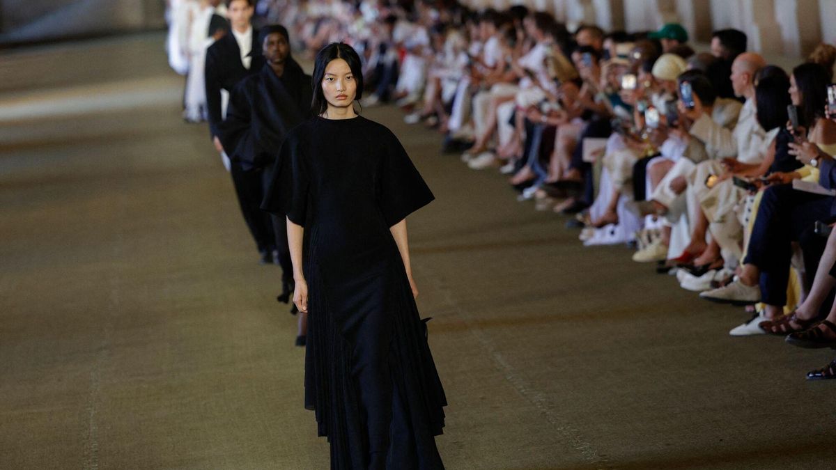 Una modelo presenta una creación para el desfile de la colección Primavera-Verano 2026 de Jacquemus Menswear, en el marco de la Semana de la Moda de París, en el Orangery del Palacio de Versalles, el 29 de junio de 2025.