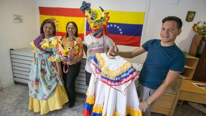 Integrantes de la asociación venezolana Amasve con algunos de los trajes que mostrarán en el desfile.