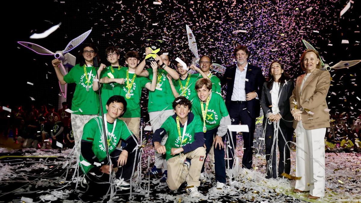 Un momento de la entrega del premio Maker Drone a los alumnos del Colegio Montecastelo.