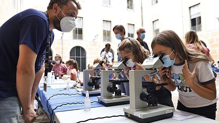 Tallers de la Nit de la Recerca, ahir a la Casa de Cultura. | ANIOL RESCLOSA