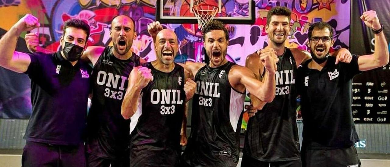 El conjunto de Onil celebra un reciente campeonato de basket 3x3. | CB ONIL