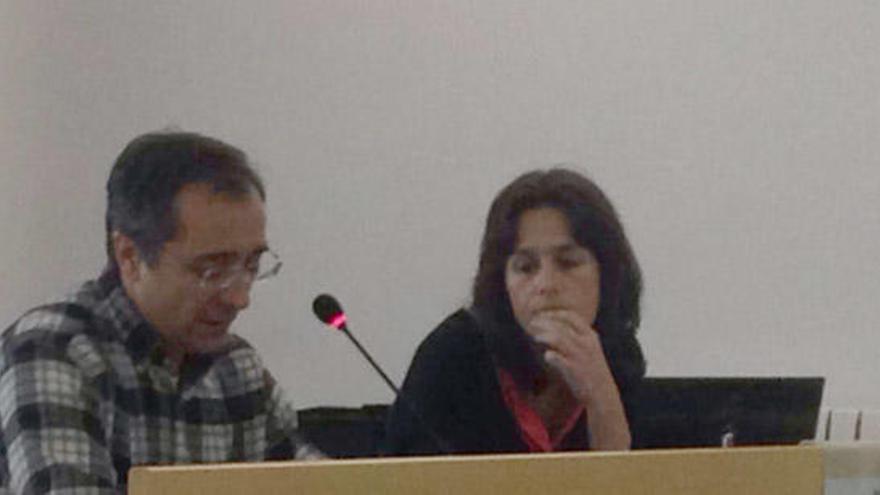 Luis Ruiz y Almudena García en la conferencia ofrecida ayer en Sant Antoni.